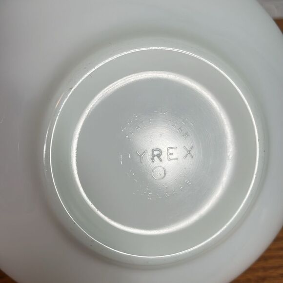 Pyrex 443 Snowflake Garland Cinderella Mixing Bowl 2 1/2 qt blue on white - Picture 6 of 6